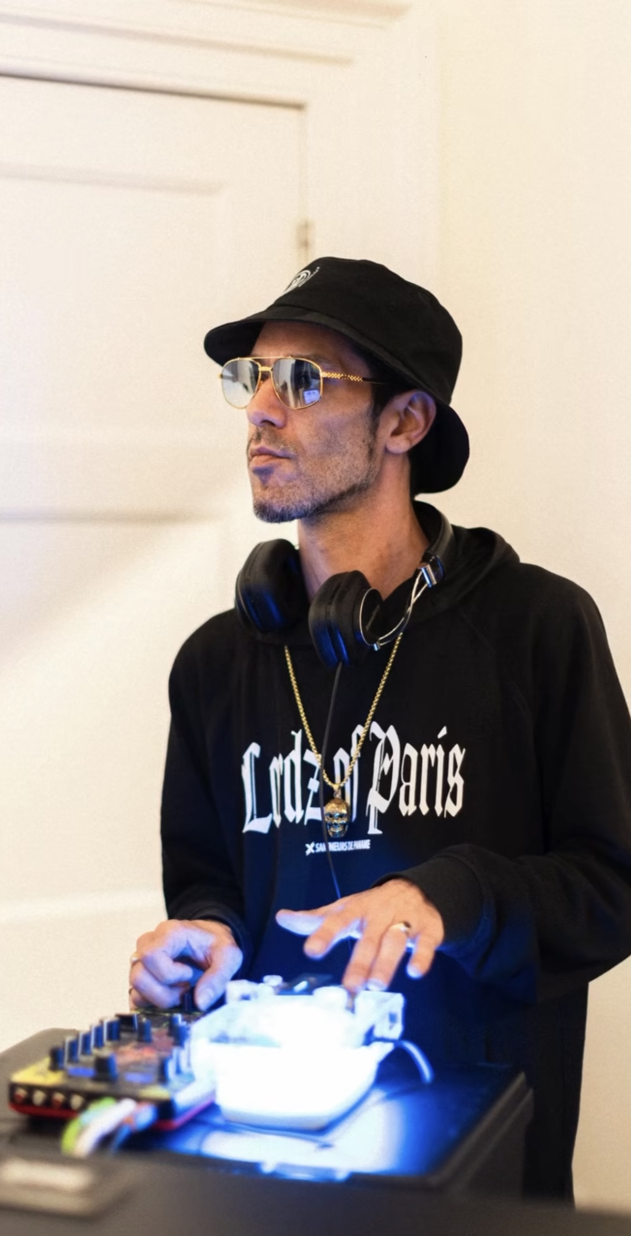Photo de Dj Keshkoon DeeJaying pour l'exposition solo de l'artiste Torrick TOXIC Ablack dans la gallerie d'art Woodbury House, Londres